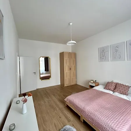 Apartment Centre By The River Prague